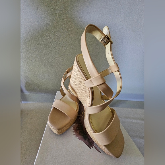 Gorgeous nude color wedges. - Picture 4 of 5